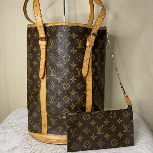 Louis Vuitton Handbags - LOUIS VUITTON bucket tote monogram in GM with pouch
